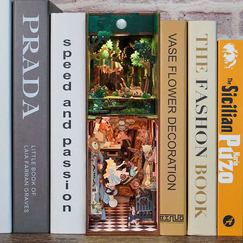 Alice in Wonderland- Tonecheer Book Nook